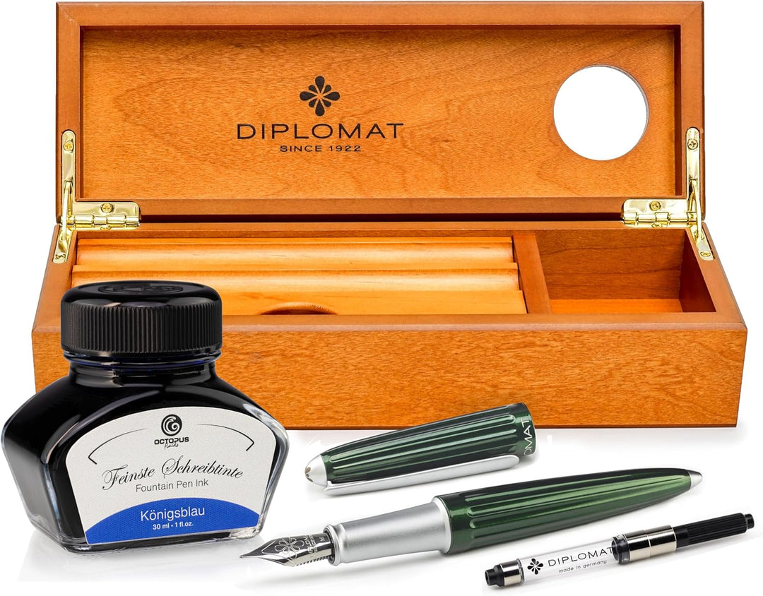 Diplomat Aero Füllhalter Set in Evergreen mit Edelstahlfeder M und Füllertinte Königsblau im Tinteng
