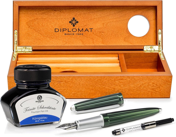 Diplomat Aero Füllhalter Set in Evergreen mit Edelstahlfeder M und Füllertinte Königsblau im Tinteng