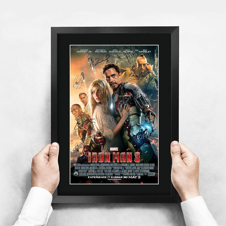 HWC Trading A3 FR Iron Man 3 Robert Downey Jr und Cast Geschenke Printed Poster Autogramm Bild für F