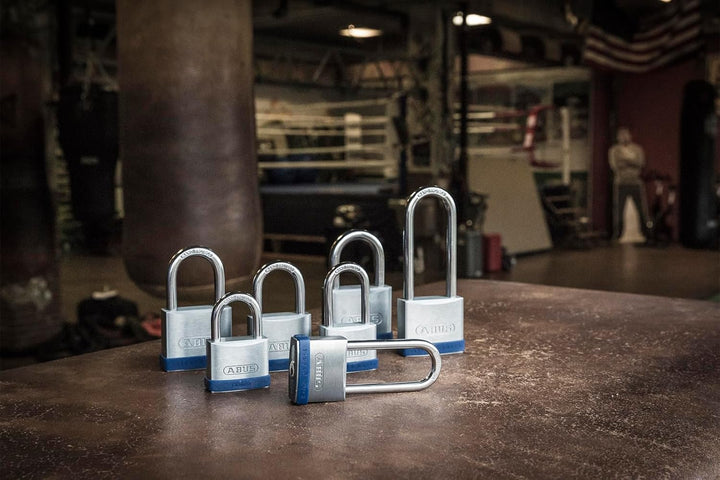 ABUS Vorhängeschloss Silver Rock 5/40 aus massivem Zink - 2er Set - mit Silikon Schutzrahmen - Kelle
