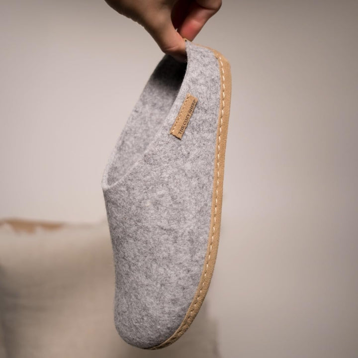 THE COZY SHEEP Filzpantoffeln mit Ledersohle | Praktische Damen &amp; Herren Hausschuhe Sommer und Winte