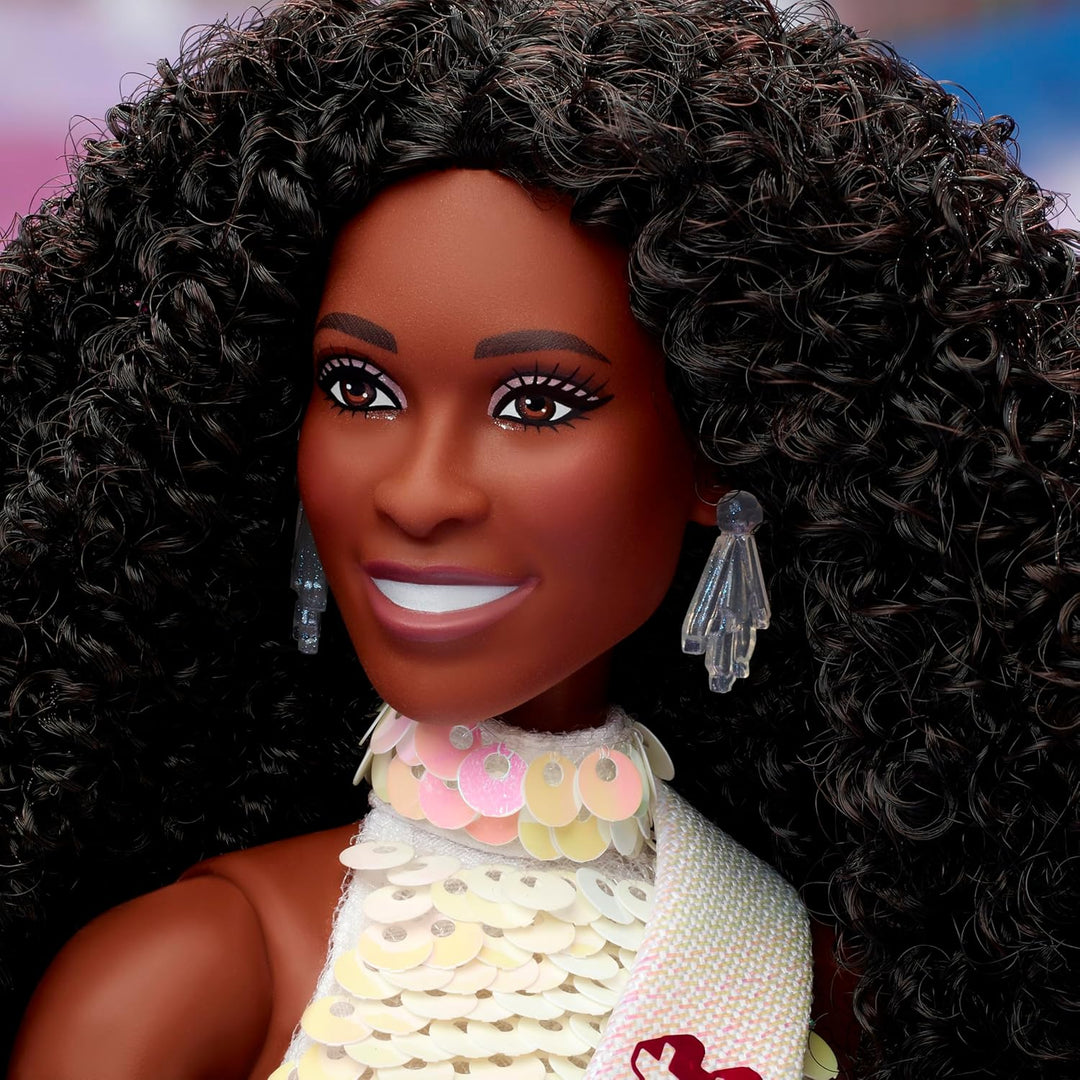 Barbie The Movie Sammelpuppe, ISSA Rae als Präsidentin glitzernden weissen Set aus Bluse und Shorts,