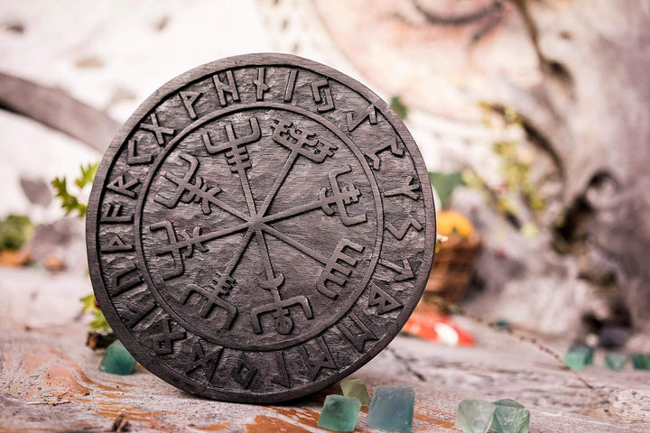 Windalf Schwarzes Vikings Holzbild Vegvisir Ø 23 cm Wikinger Kompass Futhark Handarbeit aus Holz
