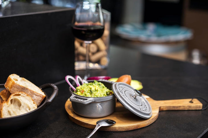 Staub 40500-106-0 Mini Cocotte, rund mit Deckel 10 cm, 0,25 L, induktionsgeeignet, mit mattschwarzer