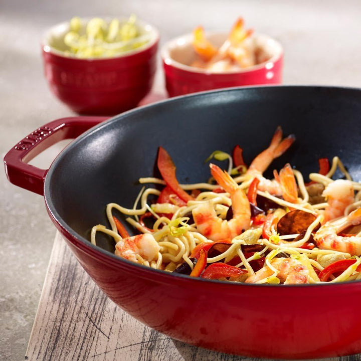 STAUB Wok aus Gusseisen, 30 cm, inkl. Glasdeckel, Induktionsgeeignet, Kirschrot, Kirschrot