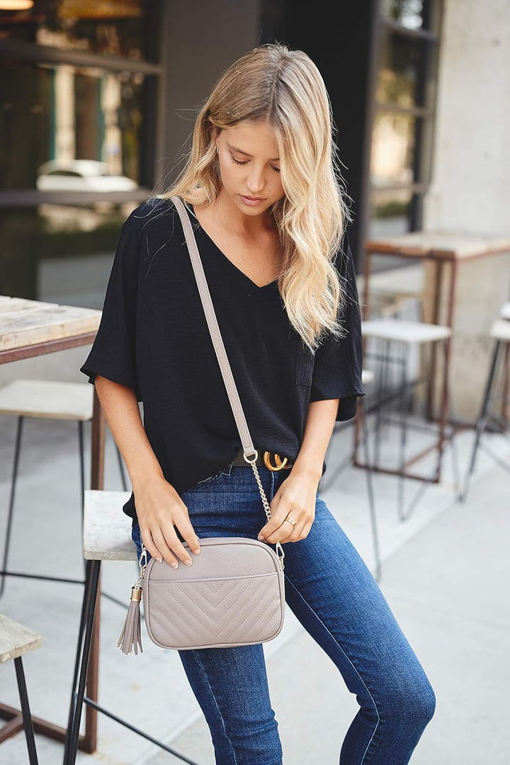 FashionPuzzle Chevron gesteppte Crossbody-Kameratasche mit Kettenriemen und Quaste Weiss/Opulenter G
