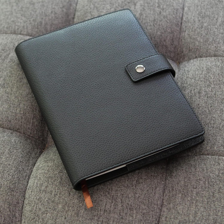 CASE ELEGANCE Nachfüllbares Leder Notizbuch A5. mit Stiftschlaufe, Kartenfächer - Messingverschluss