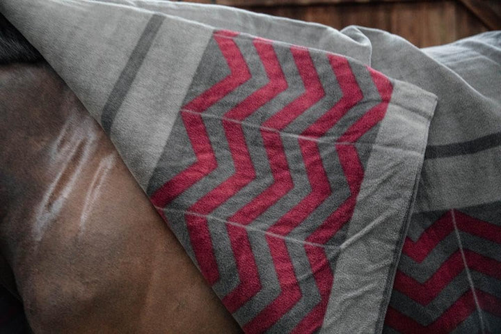 Kentucky Horsewear Fleecedecke Square Fishbone - Grau/Bordeaux