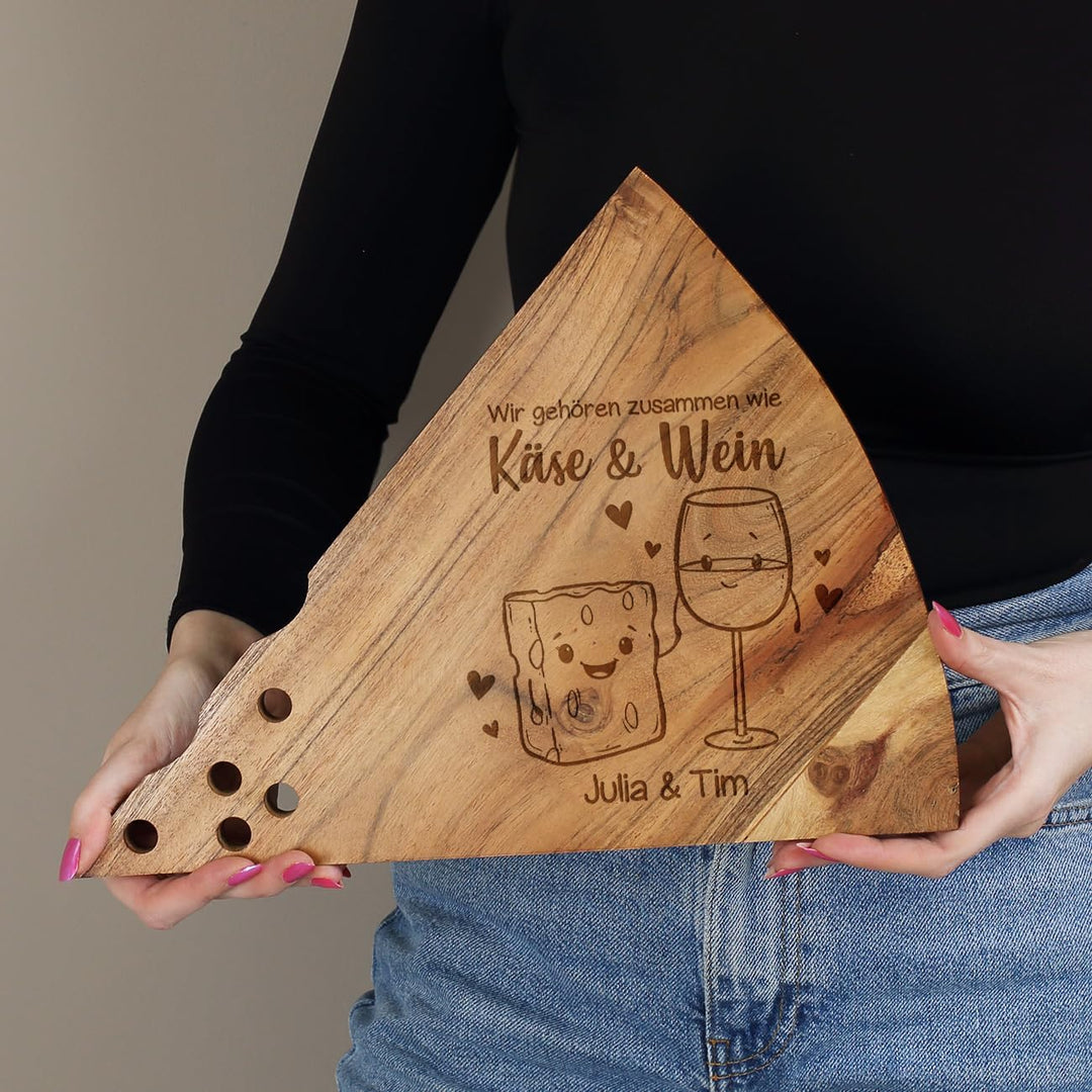 Herz & Heim® Käsebrett mit Gravur/Holz-Servierplatte für Käsespezialitäten (Käse & Wein), Käse