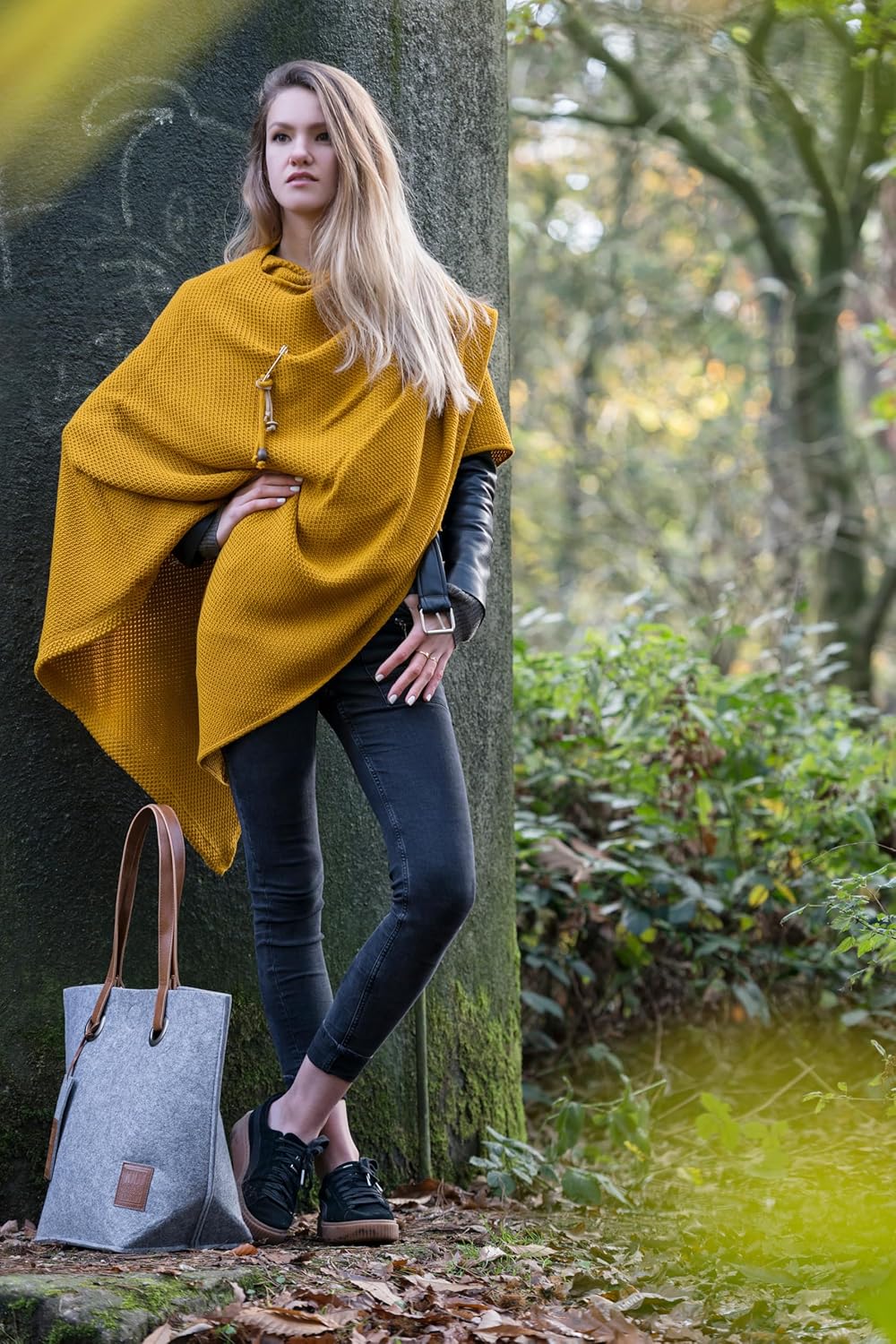 KNIT FACTORY - Jazz Poncho - Elegant Gestrickter Damen Cape - Wickelschal mit Wolle - Hochwertige Qu