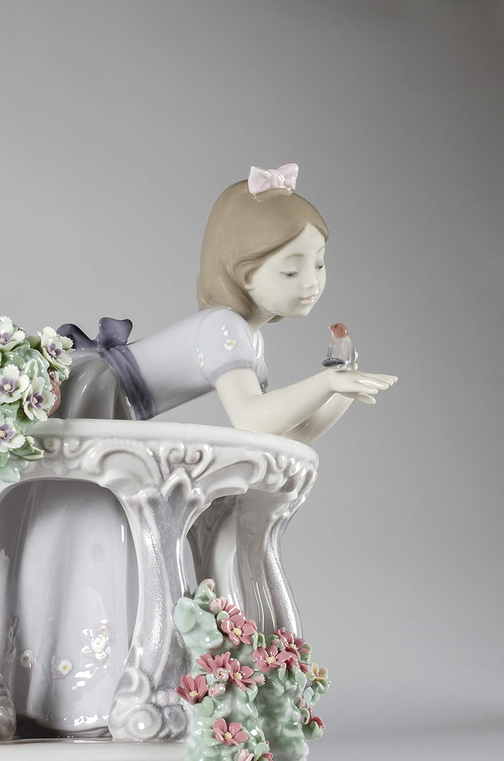 LLADRÓ Mädchen-Figur Frühlingserwachen. Mädchen Mit Blumen. Porzellan.