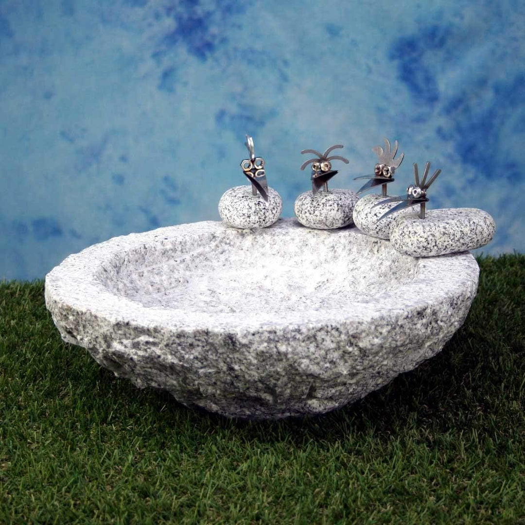 Vogelbad aus Granit in Schalenform (mit 4 Vögele am Rand sitzend), mit 4 Vögele am Rand sitzend