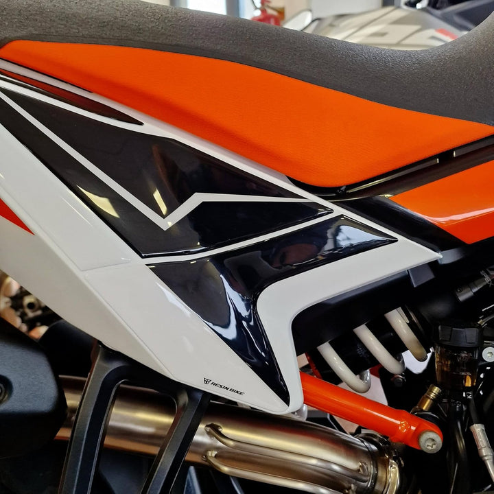 Resin Bike Aufkleber Motorrad Kompatibel Mit KTM 890 SMT 2023-2026. Seitenverkleidungen vor Stössen