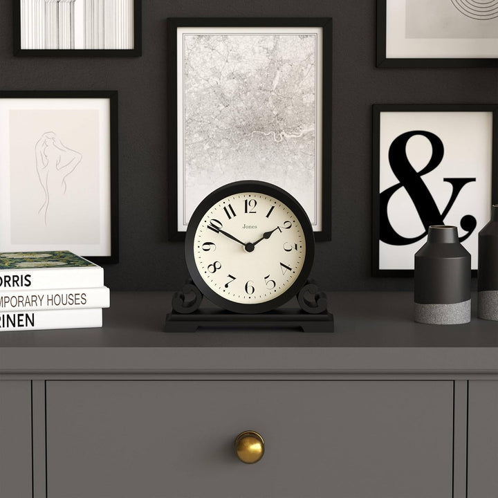 JONES CLOCKS® Saloon Tischuhr I Traditionelles DoppelIscrollIDesign I Schwarz I Zeitgenössischer kla