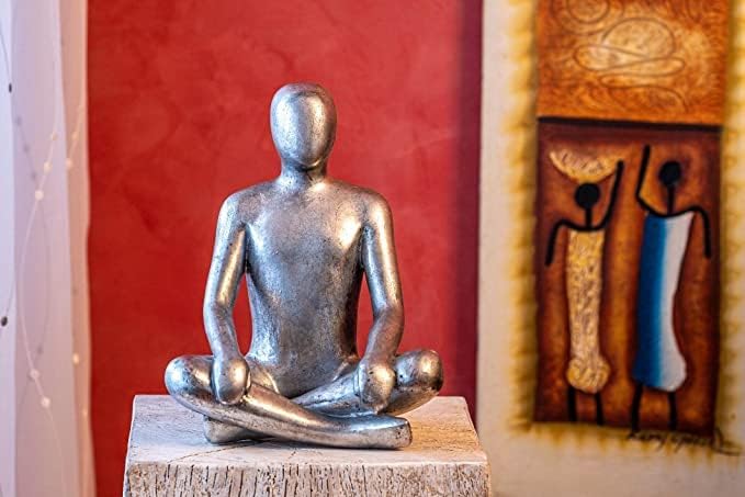 IDYL Moderne Skulptur Figur Sandsteinguss Sitting Man Crossed Legs | silberfb. | Masse 22x18x28 cm |