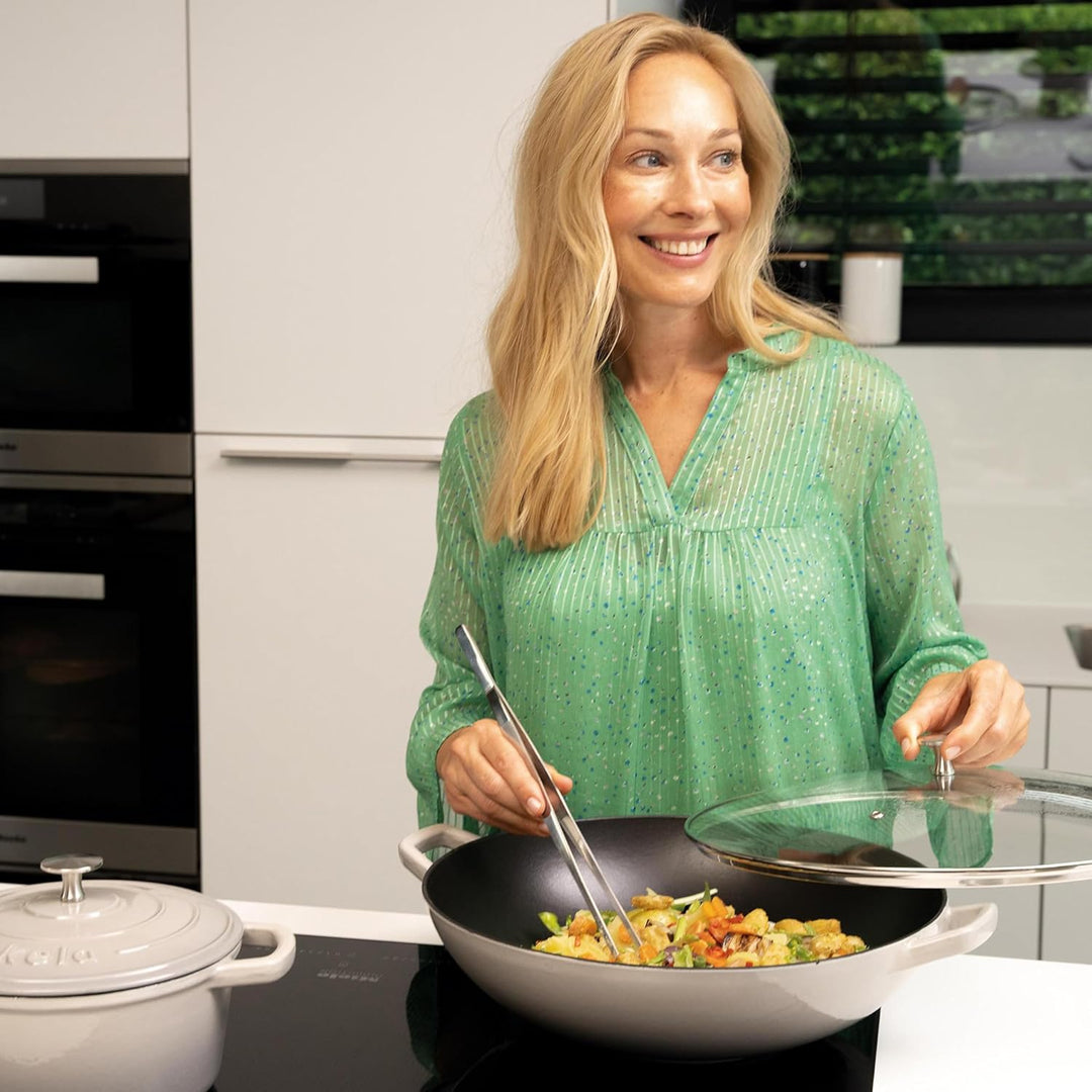 Kela Wok Calido, Ø 36 cm, 4 L, Gusseisen, hellgrau, Allherdboden, rau emailliert, Glasdeckel mit Ede