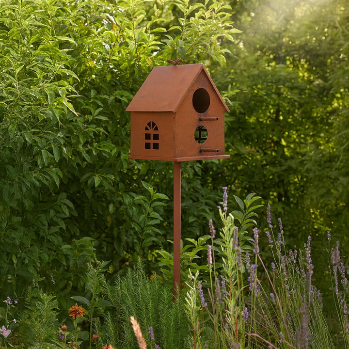 UNUS Vogelhaus mit Stab Metall Rost ca. 126 cm wetterfest dekoratives Vogelhaus Garten Terrasse Balk