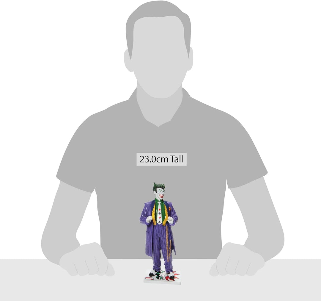 Enesco DC Comics Couture de Force The Joker Standing on Playing Card Figur, 21 cm, Mehrfarbig
