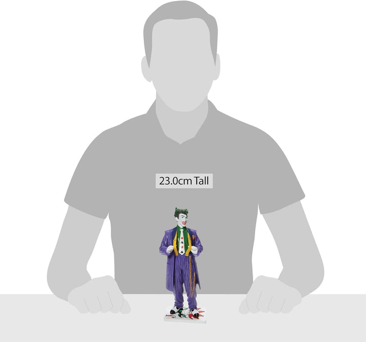 Enesco DC Comics Couture de Force The Joker Standing on Playing Card Figur, 21 cm, Mehrfarbig