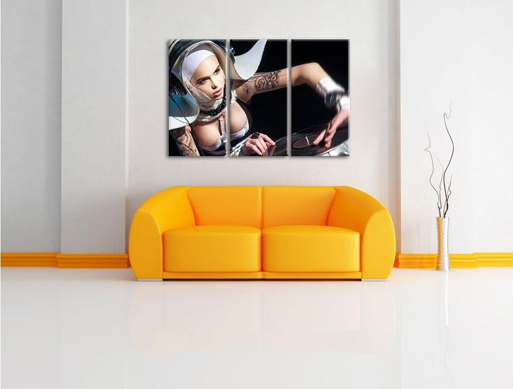Pixxprint Tätowierte DJ Frau als Leinwandbild - Grösse: 3-Teilig (120x80cm) - Wandbild - Kunstdruck