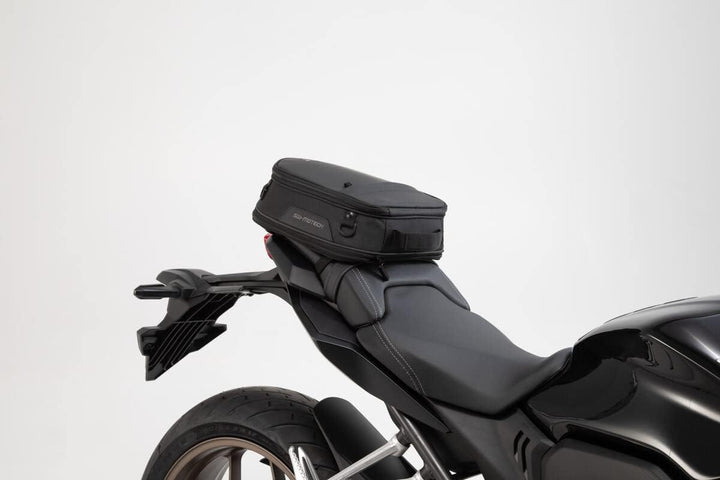 ION S Tail Bag 7-15 l. Black. 600D Polyester / Soft-Vinyl.