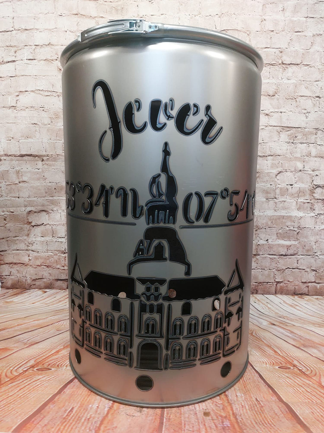 Feuertonne mit - Jever - Motiv - Gefertigt aus neuem Ölfass - Besondere Feuerstelle für Garten und T