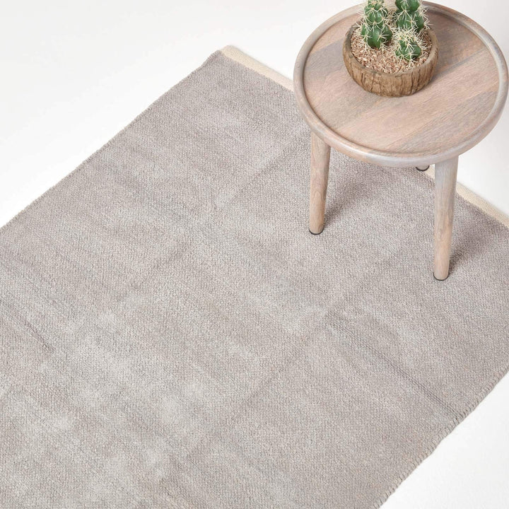 Homescapes waschbarer Chenille Teppich/Bettvorleger 90 x 150 cm handgewebt aus 100% Baumwolle, grau/