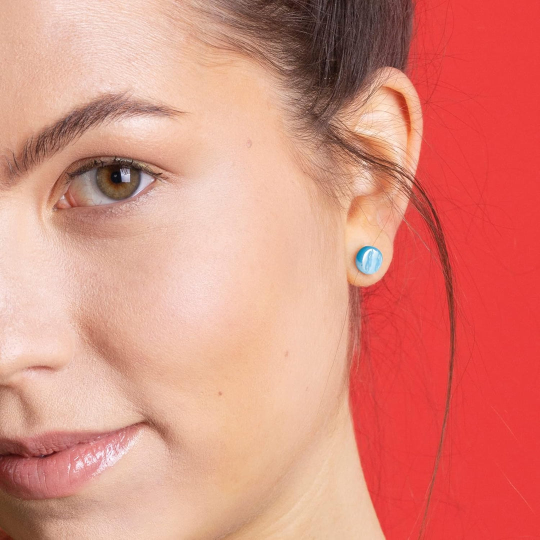 Runde Ohrstecker mit blauem Stein in Perlmuttoptik • Bunte Ohrringe für Damen • Nachhaltiger Modesch