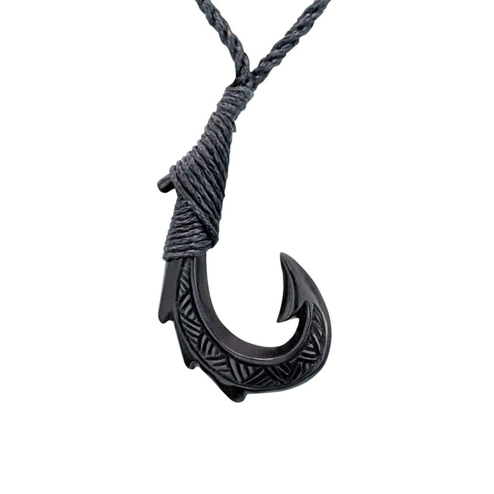 81stgeneration Unisex Geschnitzter Horn Gravierter Kleiner Maori HEI Matau Anhänger Halskette