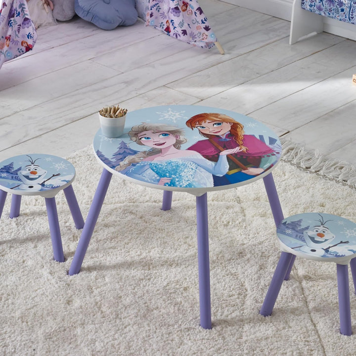 Disney Frozen Kindertisch und Stühle (2 Hocker im Lieferumfang enthalten), ideal für Kunst und Handw