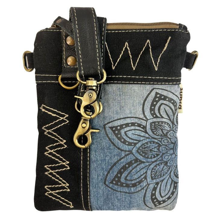 Sunsa Damen kleine Umhängetasche. Nachhaltige Tasche aus recycelte Jeans & Leder. Crossover bag in V