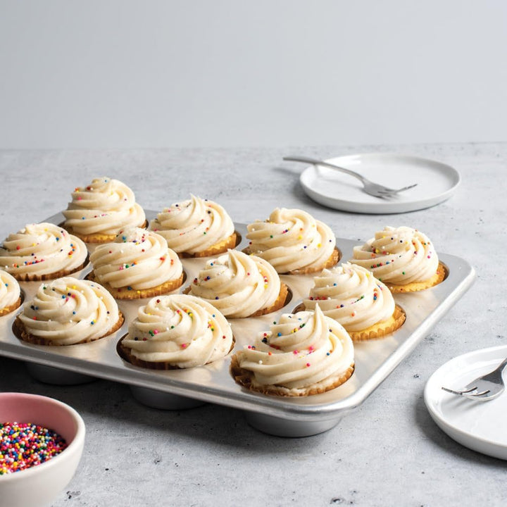 Nordic Ware Natürliche Aluminium-Muffinform für 12 Tassen Muffinform für 12 Muffins, Muffinform für