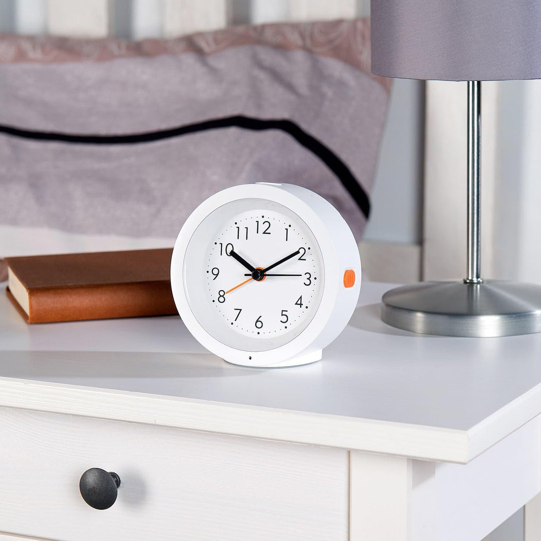infactory Wecker lautlos: Analoger Quarz-Wecker, geräuschlos, Nachtlicht, Licht-Sensor, Akku (absolu