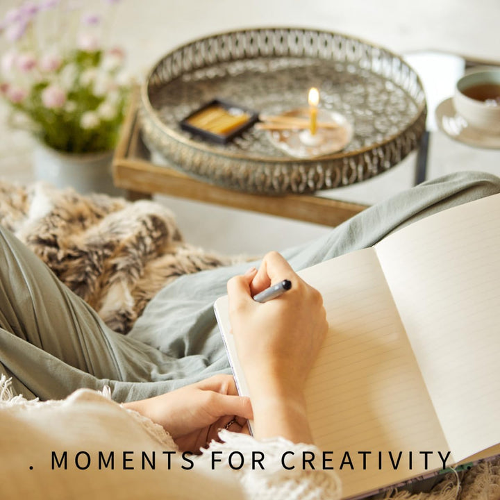 Signature Collection – Me Time (Folk) Kerzen, 20 Minuten, mit Keramikständer, 12 Stück