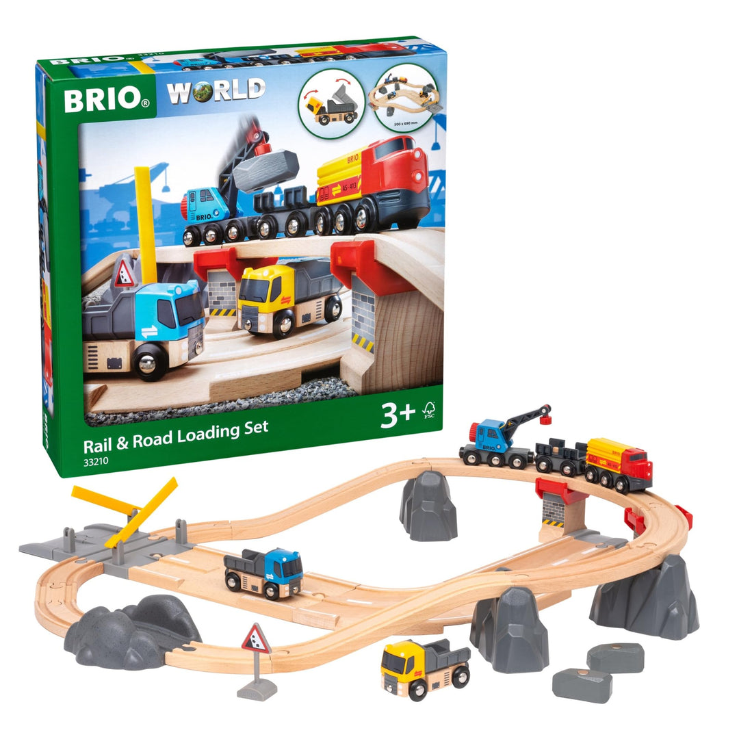 BRIO World 33210 Strassen & Schienen Steinverlade Set - Inklusive Frachtlok mit Kranwagen, Zwei LKWs