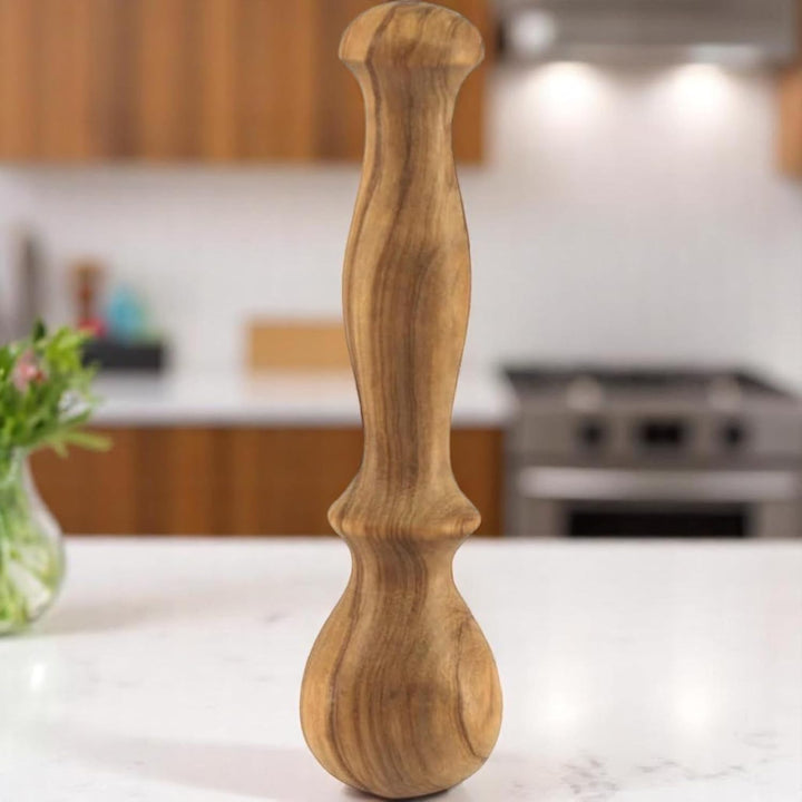 Rustikaler Stössel aus Olivenholz, ergonomischer Griff, 14 cm