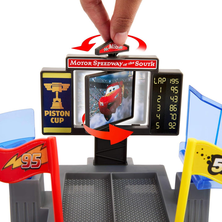 Mattel Disney Pixar Cars Spielset und Spielzeugauto, Lightning McQueen mit herausgestreckter Zunge u