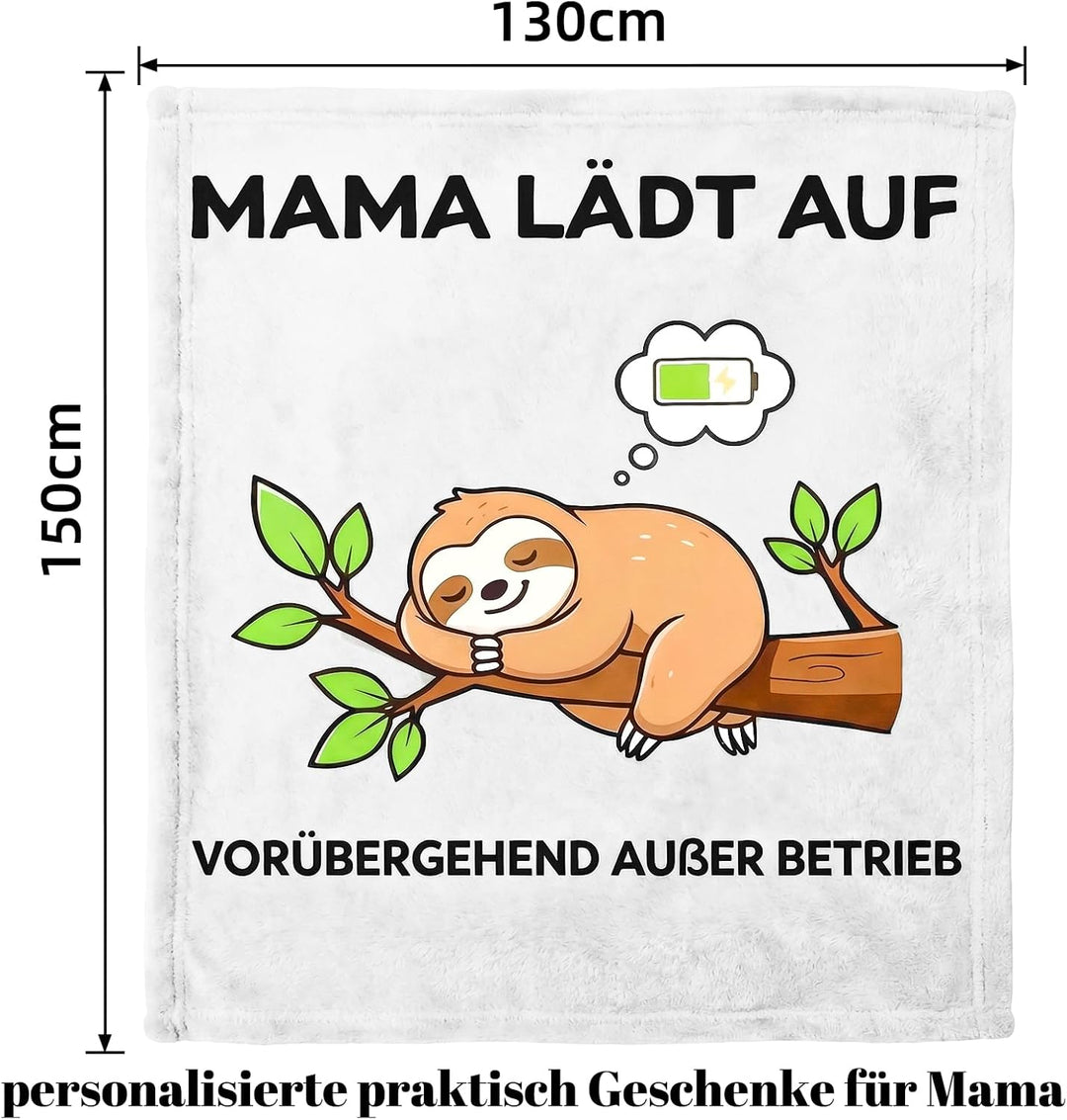 Muttertagsgeschenk Set für Mama – Kuscheldecke mit Spruch „Mama lädt auf“, Duftkerze, Socken, Grussk