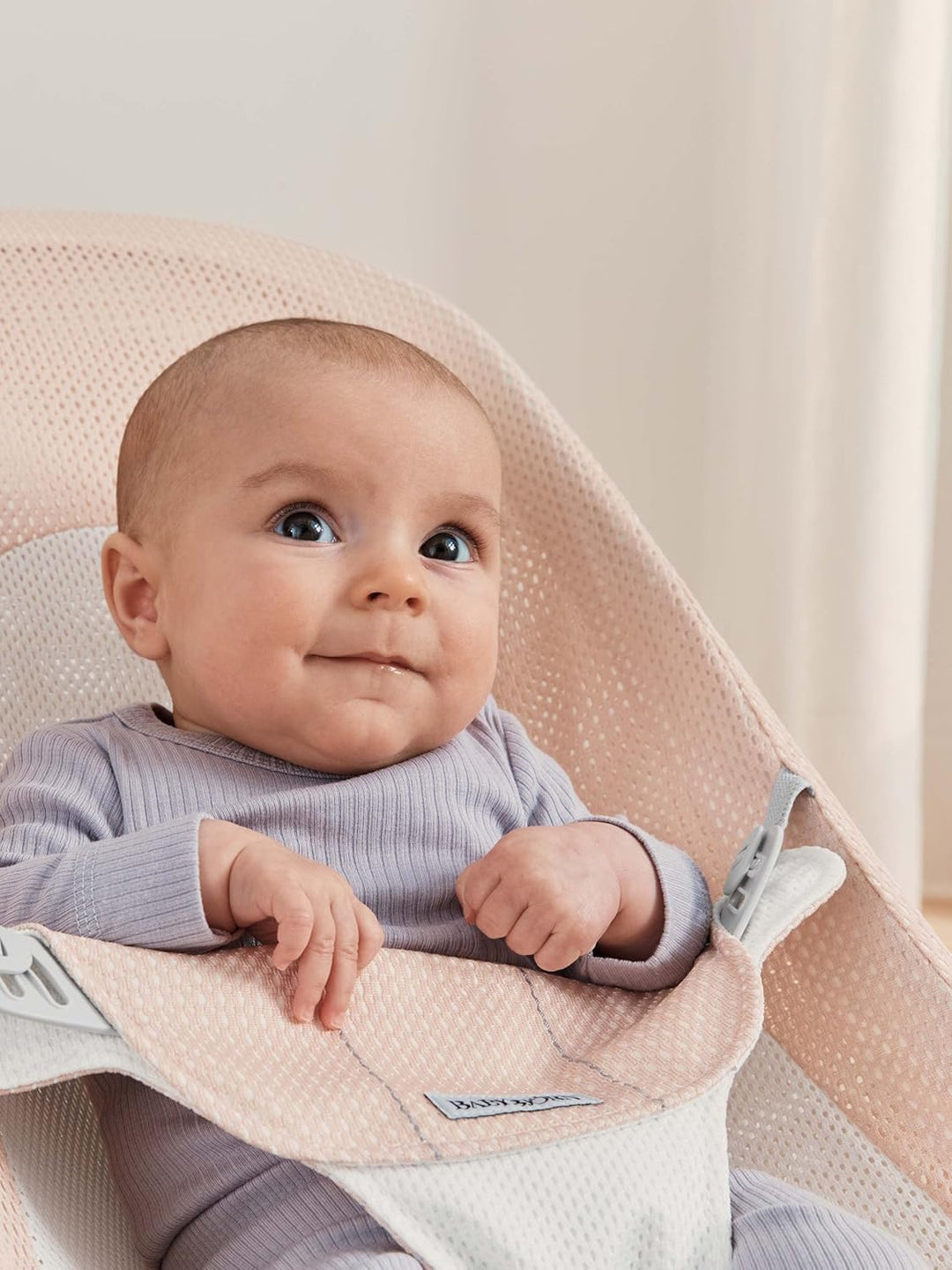 BabyBjörn Babywippe Balance Soft, Hellgrauer Rahmen, Netzstoff, Perlmuttrosa/Weiss Netzstoff Perlmut