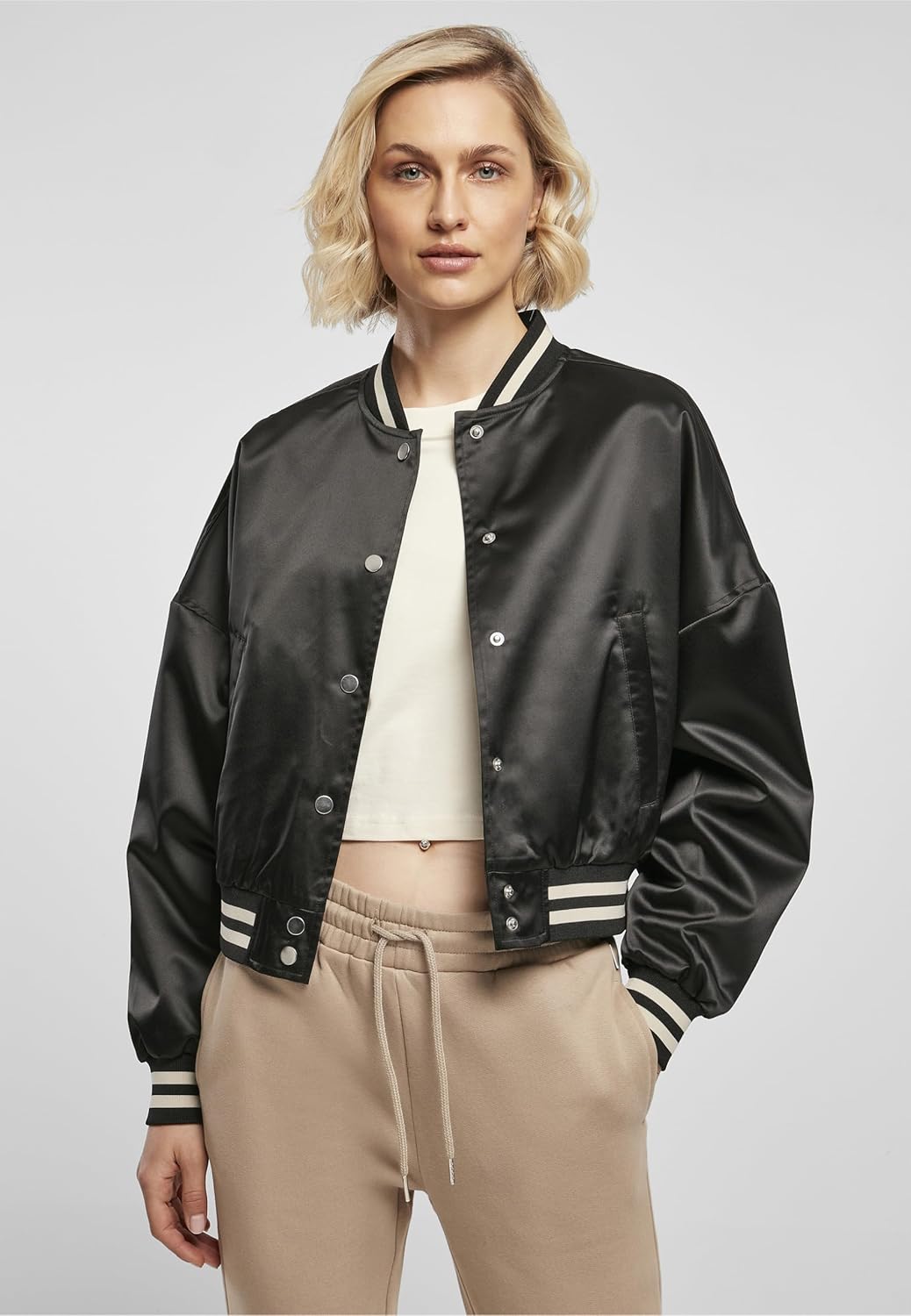 Urban Classics Damen College Jacke aus schimmerndem Satin, Short Oversized Satin College Jacket, Var