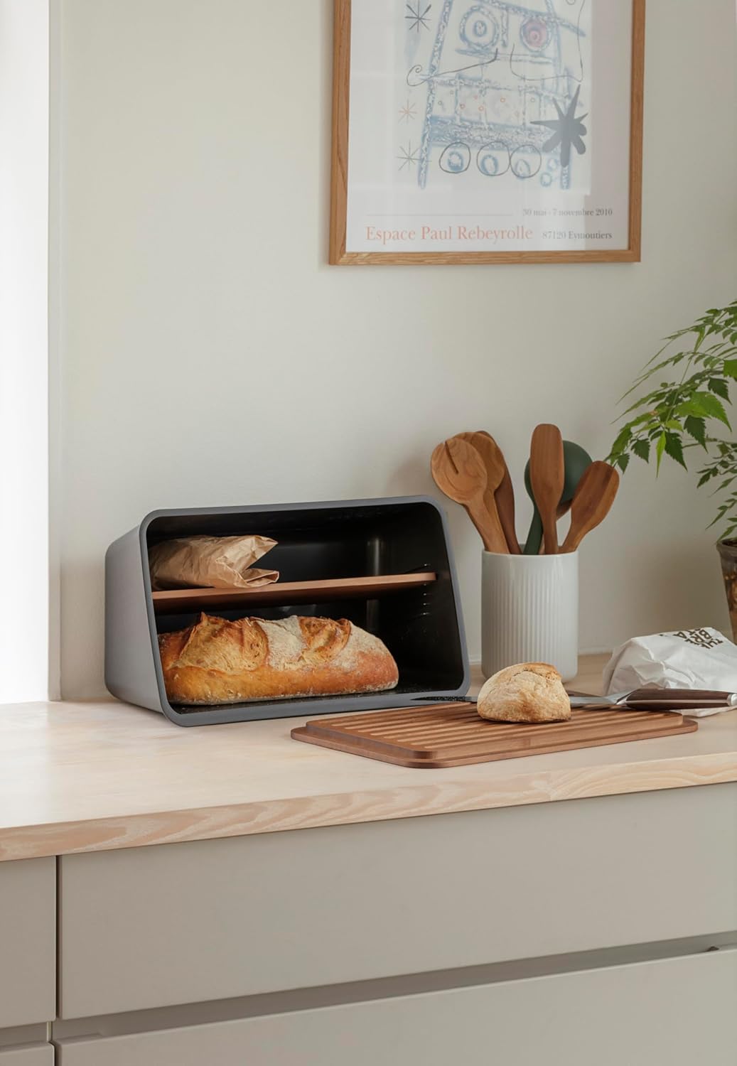 EVA SOLO | Nordic Kitchen Brotkasten Black | Der Deckel fungiert als Schneidebrett mit Rillen, die d
