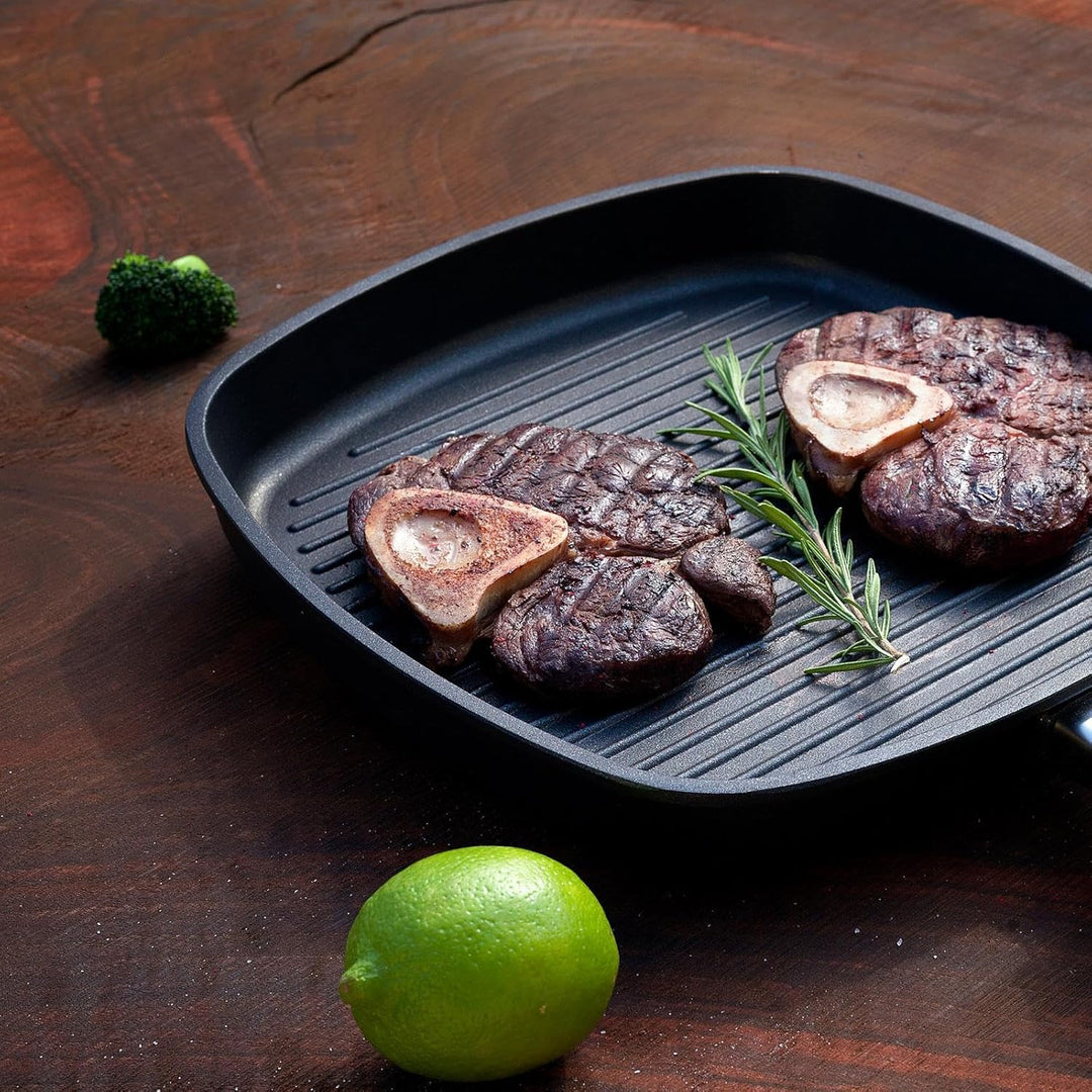 SKK viereckige Grillpfanne 26x26 cm - induktionsgeeignet - flache eckige Antihaft Steakpfanne geripp
