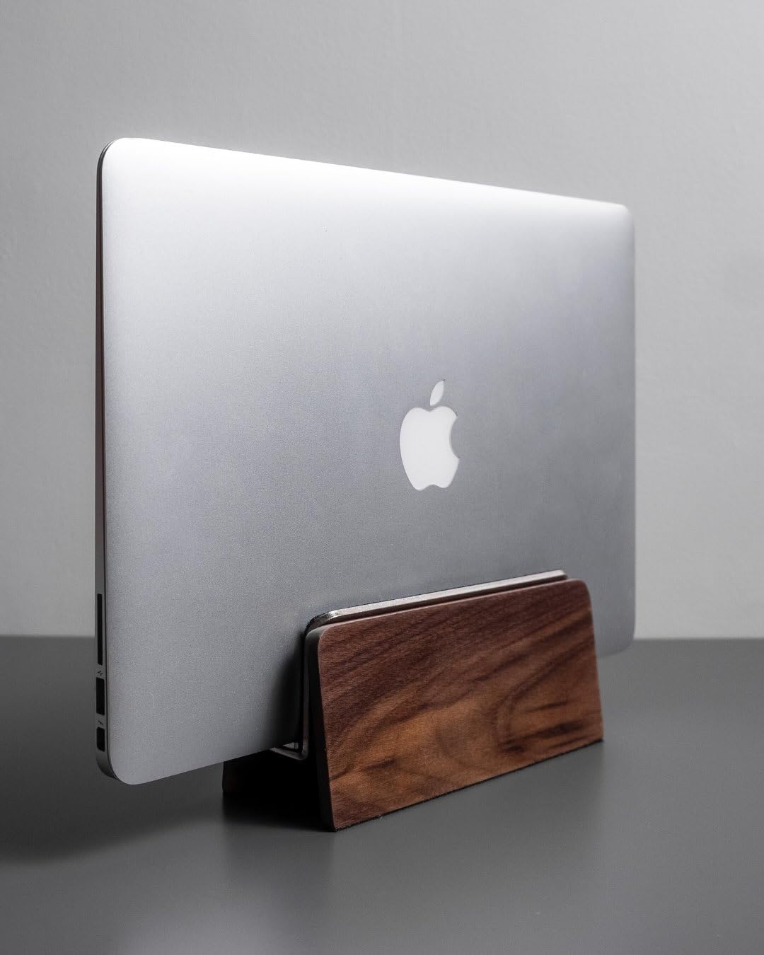 Raico Vertikaler Laptop-Ständer, hochwertige MacBook-Dockingstation aus Walnussholz (Walnussholz, Si
