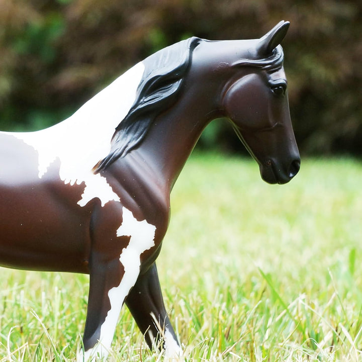 Breyer Horses Freedom Series Pinto | Pferdespielzeug | 24,8 x 17,8 cm | Massstab 1:12 | Modell #1057