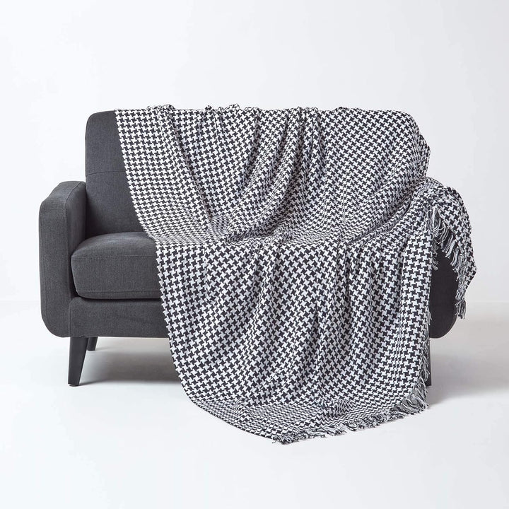 Homescapes grosse Tagesdecke mit Hahnentrittmuster, schwarz-weiss, Sofa- und Bett-Überwurf aus 100%