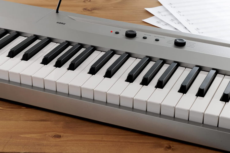 Korg – Liano L1 – Tragbares Digitalpiano mit Hochwertiger Soft-Touch-Tastatur – Silbermetallic Silve