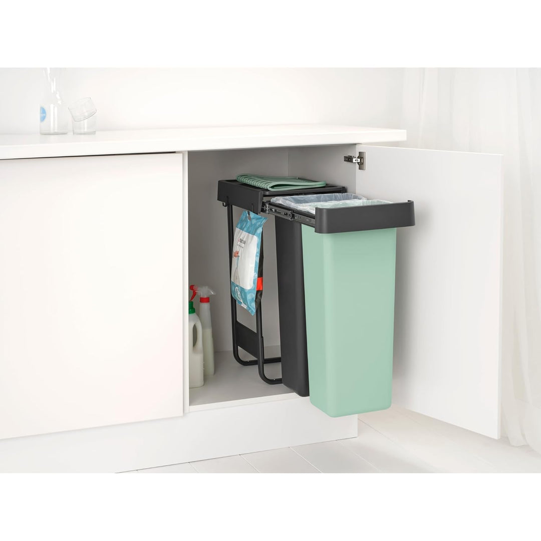 Brabantia Sort & Go Ausziehmülleimer | 2 x 30 l Einbaumülleimer für die Unterschranktür | Integriert