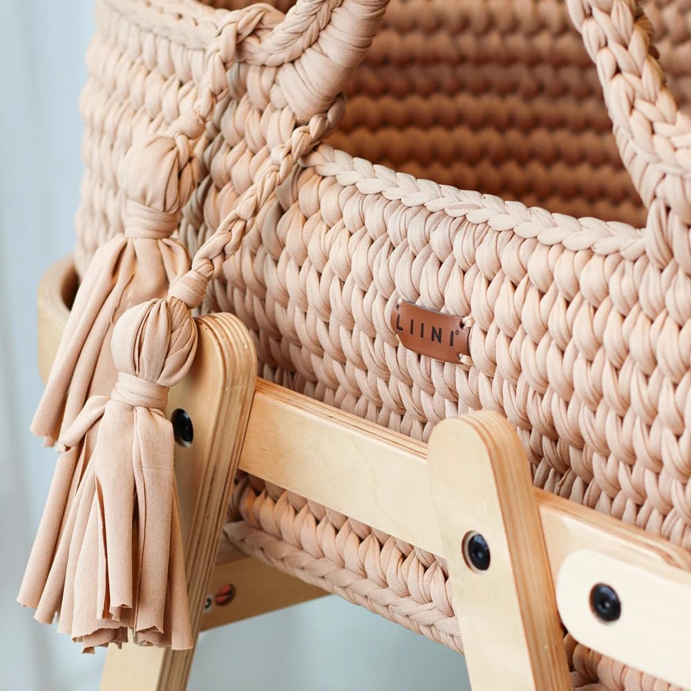 LIINI® Babywiege mit Moseskorb (Mokka) – sanfte Wiegebewegung, handgehäkelt, nachhaltiges Holzgestel