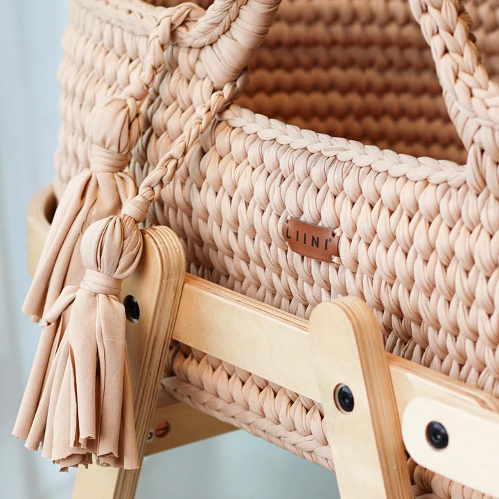 LIINI® Babywiege mit Moseskorb (Mokka) – sanfte Wiegebewegung, handgehäkelt, nachhaltiges Holzgestel
