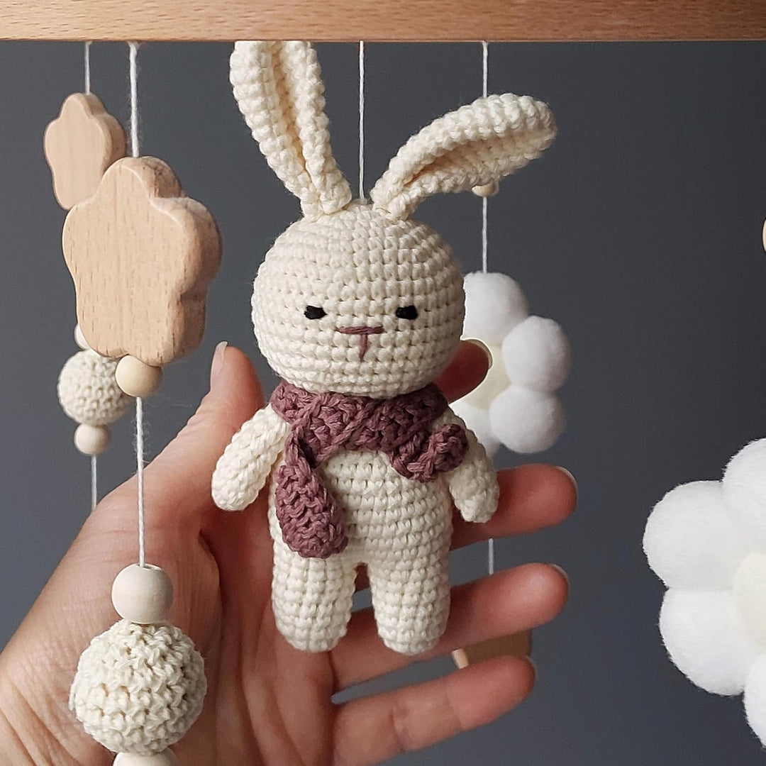 Gehäkeltes Baby Mobile Hase – Mädchen Krippen Deko aus Holz, Crochet Bunny Babybett-Anhänger, Neutra